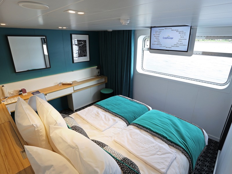 Main Deck 2 Adjustable Twin Beds Cat A